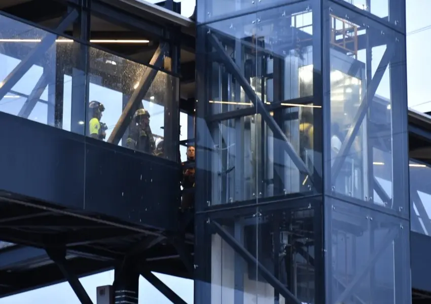 Bomberos rescatan a tres universitarios tras quedar atrapados en elevador de Paseo 5 de Febrero