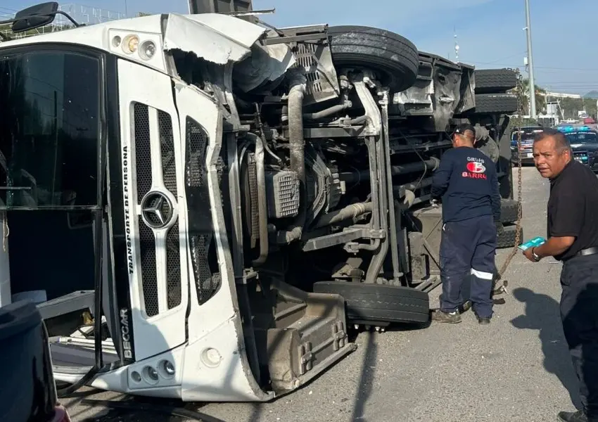 Camión de personal vuelca en la carretera a Chichimequillas