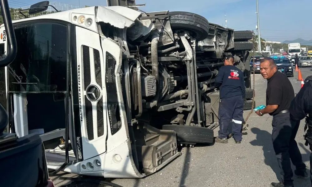 Camión de personal vuelca en la carretera a Chichimequillas