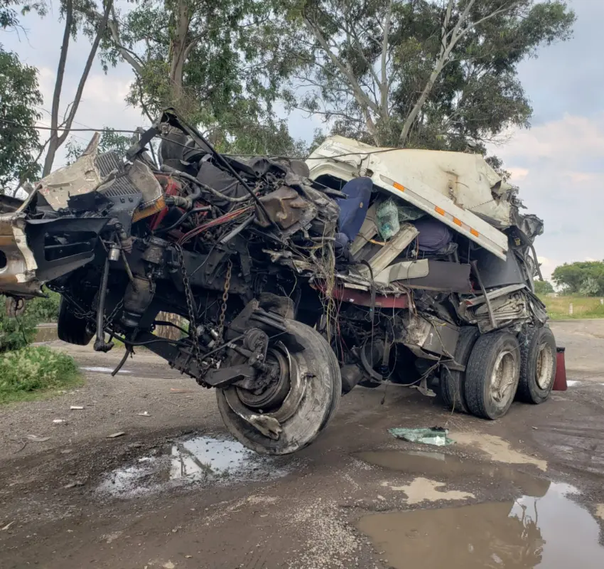 Camioneta sale del camino y choca contra muro divisor de la carretera 55