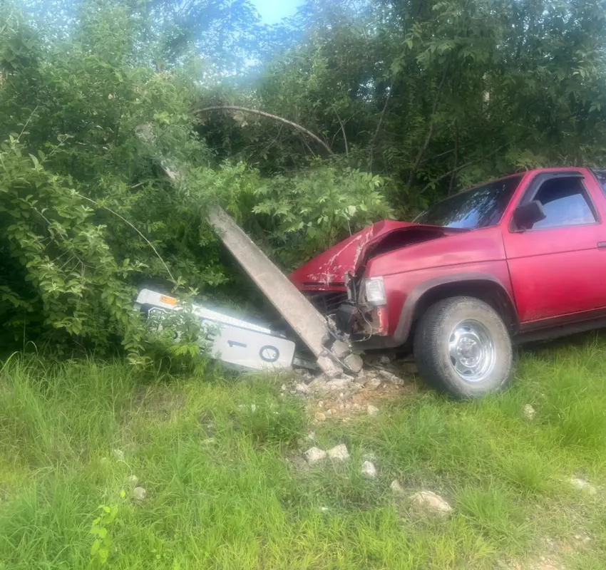 Camioneta se impacta contra poste de concreto; no hubo heridos
