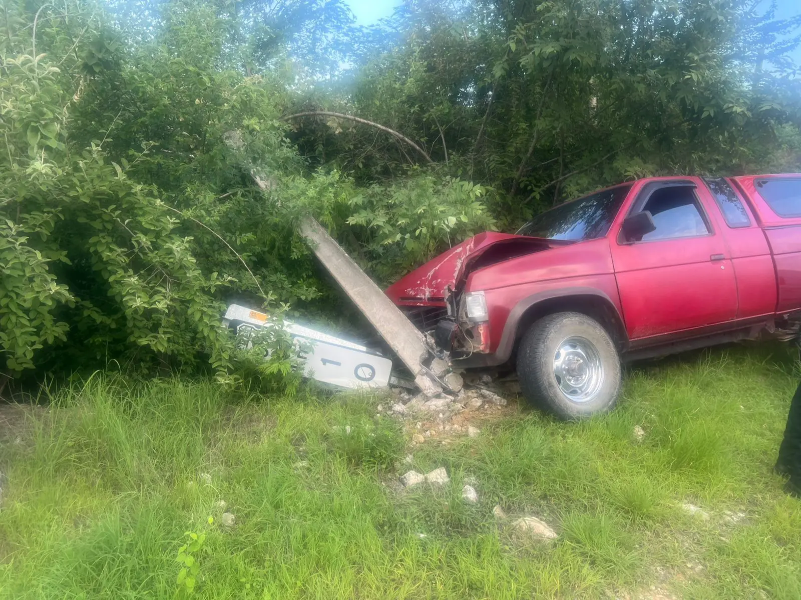 Camioneta se impacta contra poste de concreto no hubo heridos