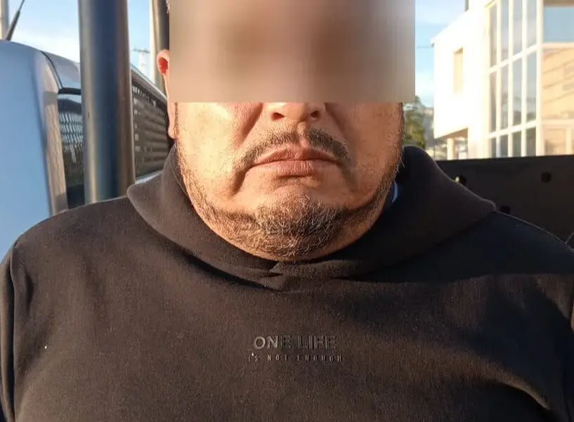 Choca unidad de QROBÚS contra una barda en la colonia Villas de Santiago