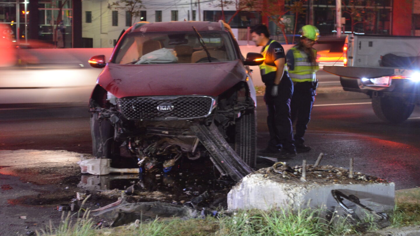 Chocan camioneta y la abandonan   Noticias de Querétaro