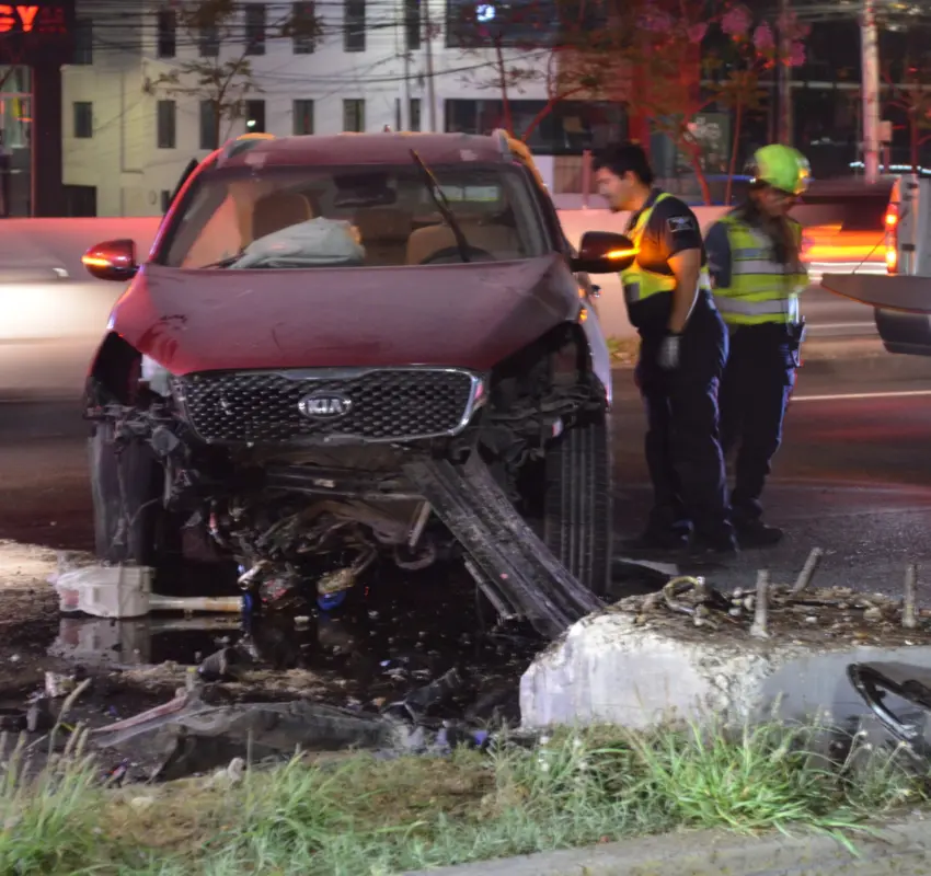 Chocan camioneta y la abandonan