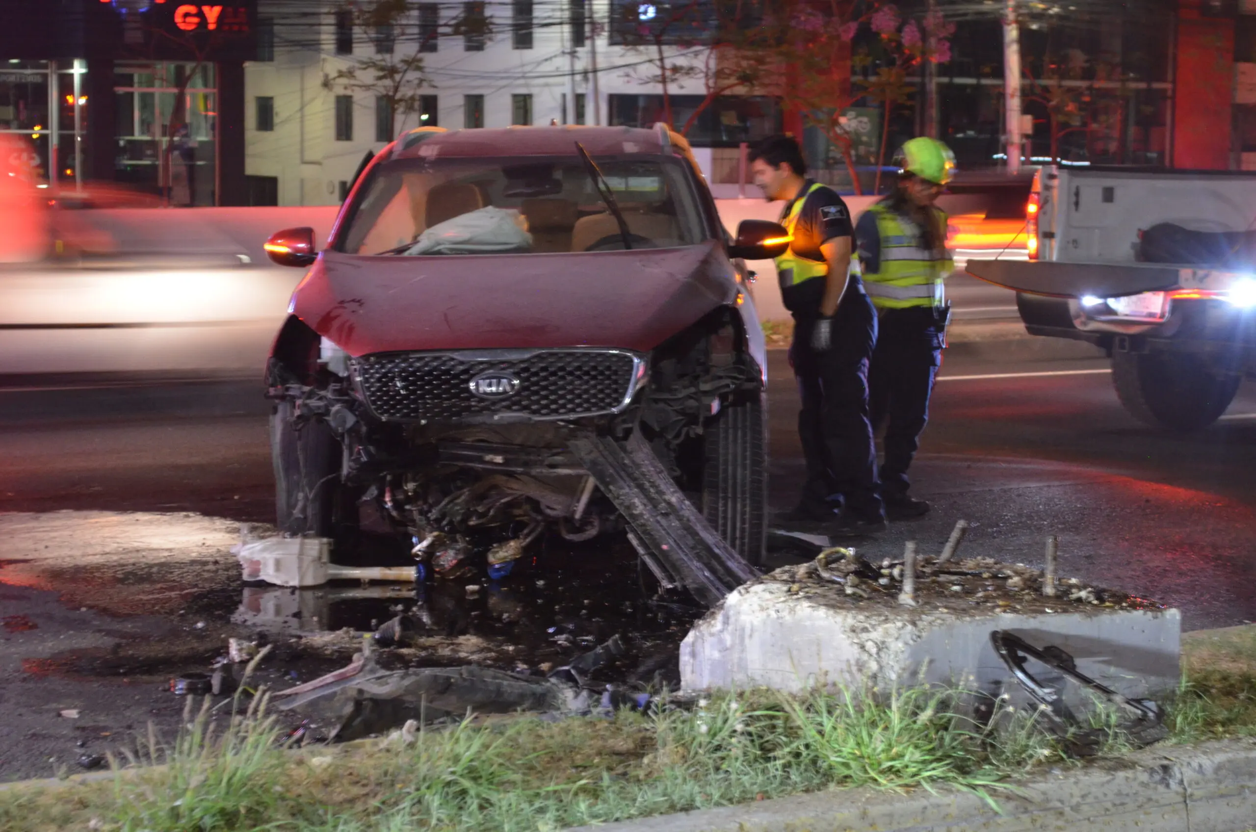 Chocan camioneta y la abandonan | Chocan camioneta y la abandonan   Noticias de Querétaro