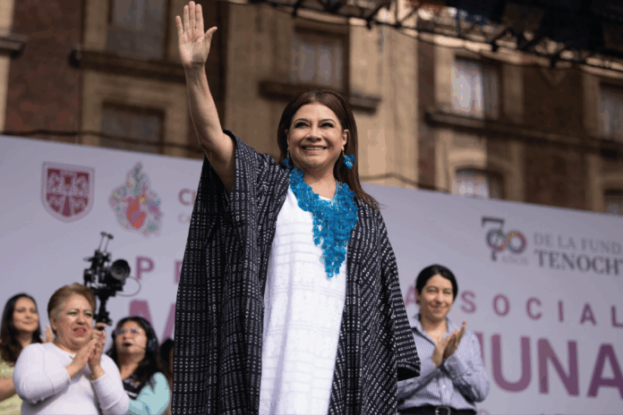Clara Brugada entrega vales Mercomuna a 25 mil personas en la CDMX ...