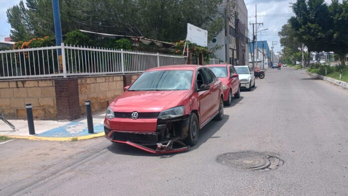 Colisión entre tracto camión y auto compacto deja solo daños ...