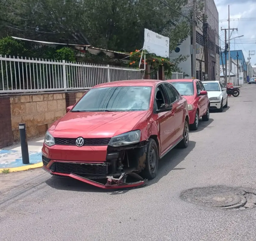 Colisión entre tracto camión y auto compacto deja solo daños materiales en Valle de Oro