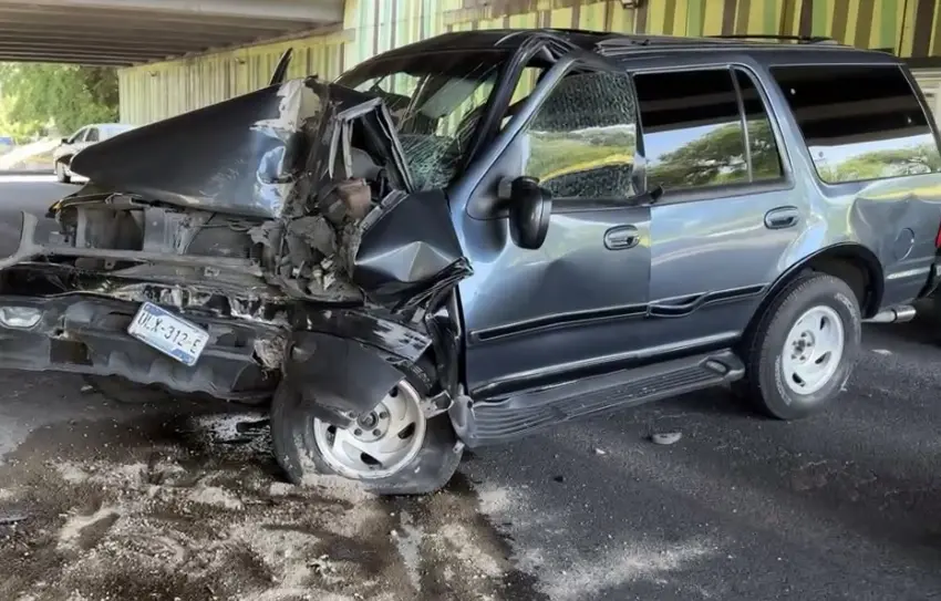 Destrozó su camioneta al chocar contra puente; fue trasladado al hospital
