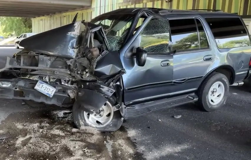 Destrozó su camioneta al chocar contra puente fue trasladado al