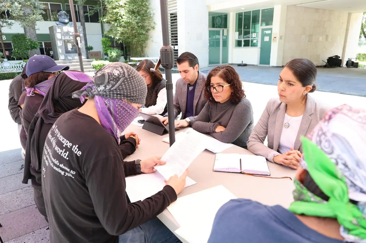 Dialogó rectora de la UAEMex con estudiantes de arquitectura