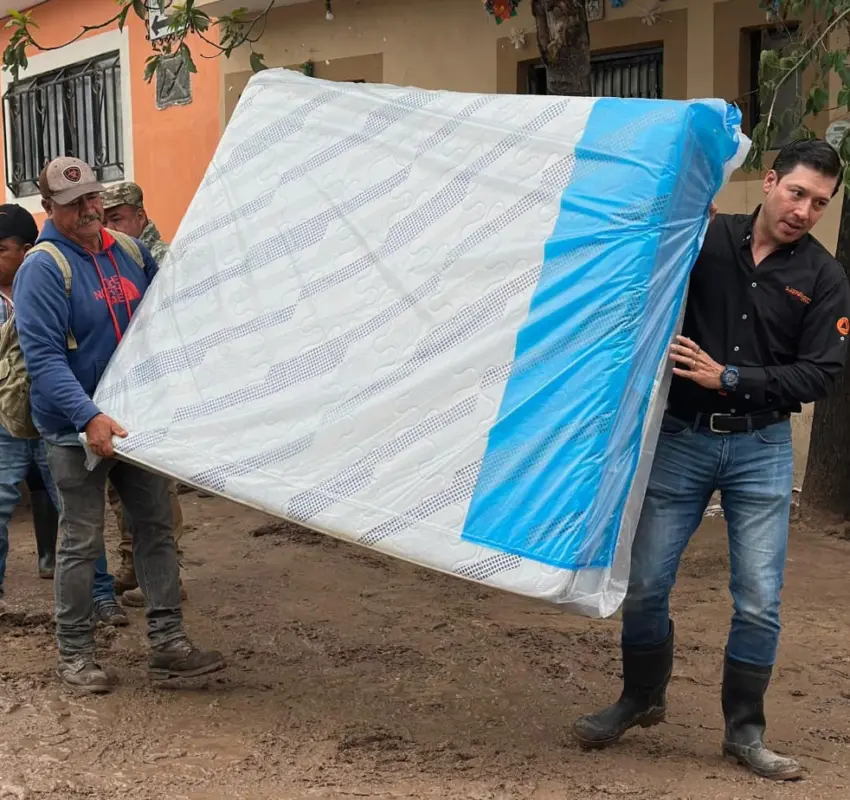 Entrega Rodrigo Monsalvo apoyo a las familias afectadas por las lluvias en El Marqués