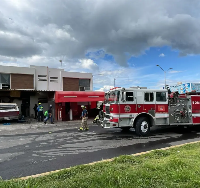 Explosión en inmueble deja tres personas lesionadas