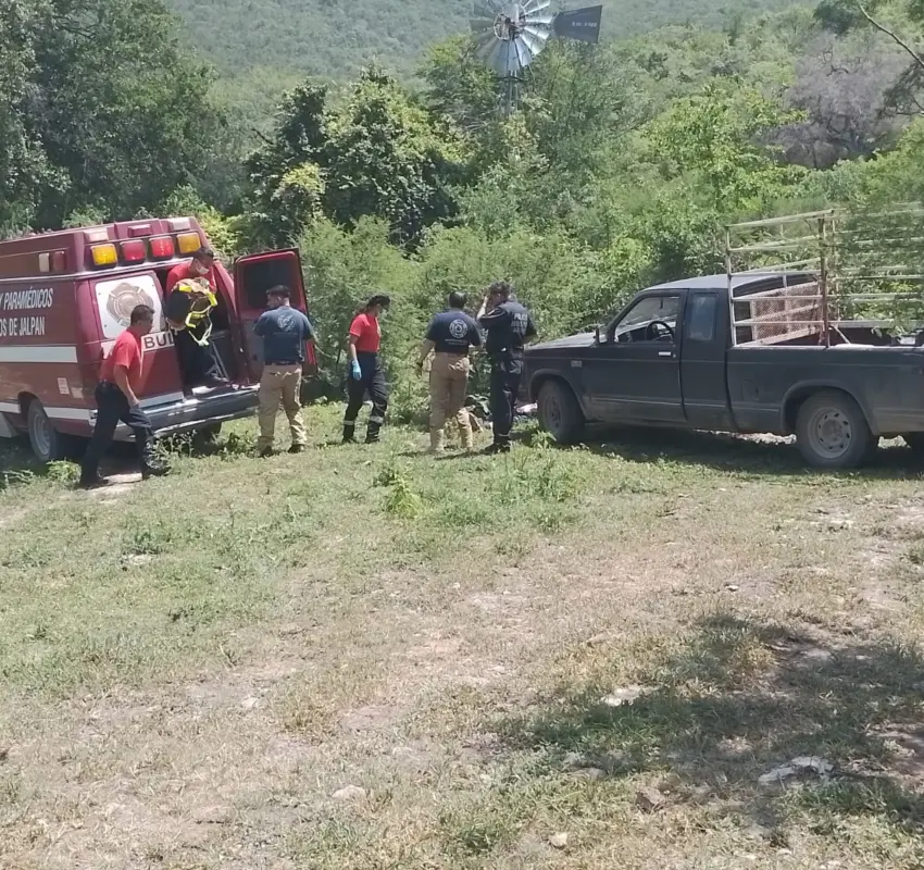 Fallan frenos de camioneta y conductor es arrollado, al bajar para ponerse a salvo