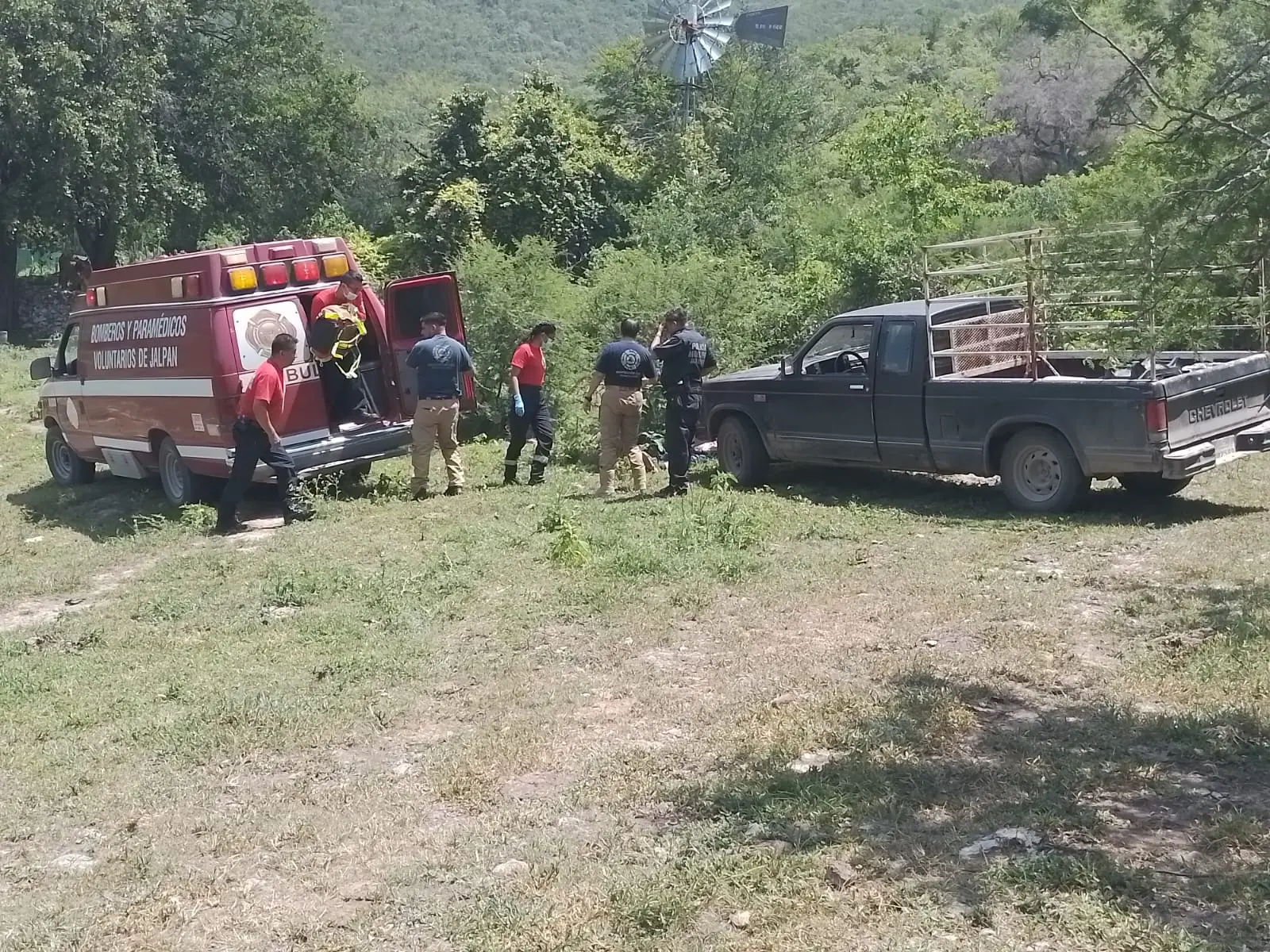 Fallan frenos de camioneta y conductor es arrollado al bajar para