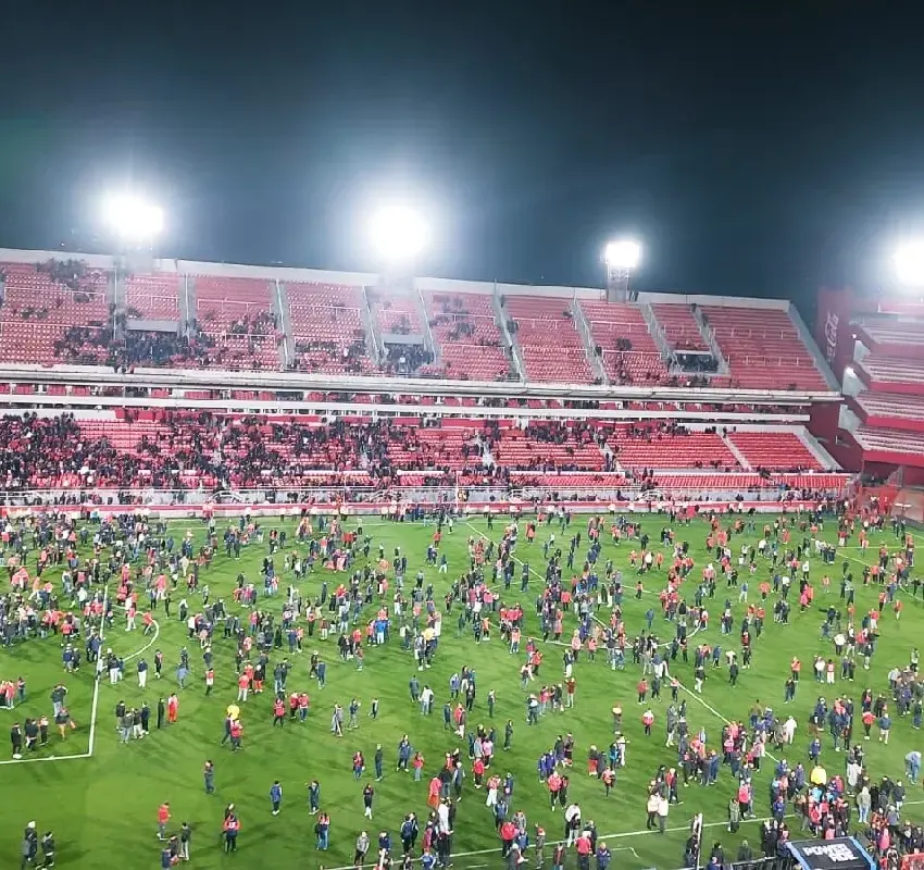 Incidentes suspenden Independiente vs U. de Chile en la Sudamericana 2025
