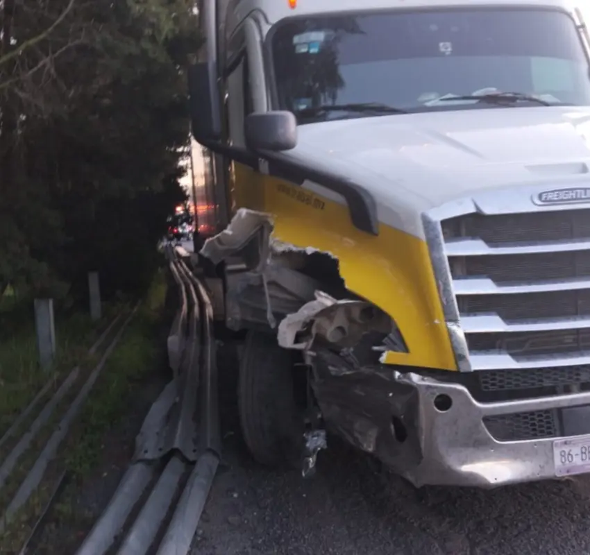 Lesionados en percance entre tráiler y camioneta