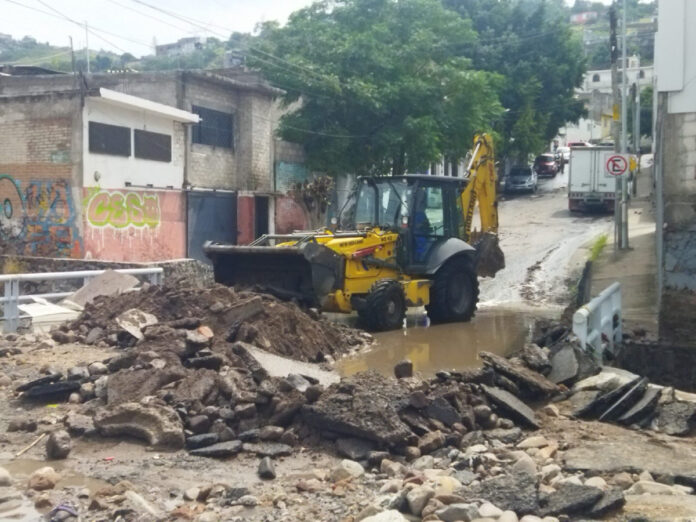 Lluvia causa daños en casas, vialidades, vehículos y calles ...