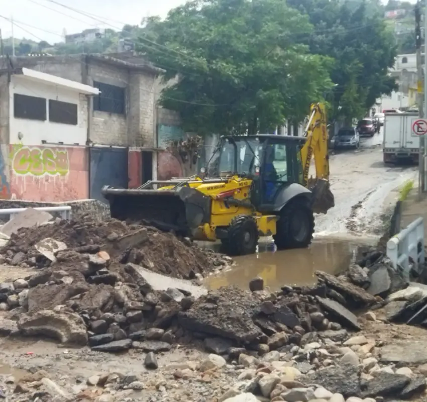 Lluvia causa daños en casas, vialidades, vehículos y calles