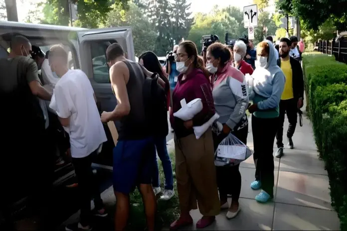Migrantes usan tecnología para alertar sobre redadas del ICE
