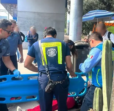 Mujer colapsa a la mirada de usuarios de transporte público en 5 de Febrero