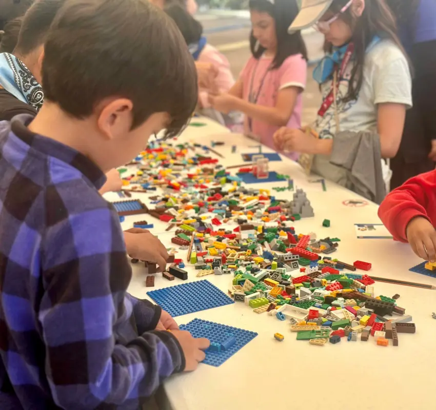 Niños de Benito Juárez construyen un futuro sostenible con LEGO