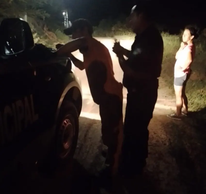 Policías de Jalpan detienen a una pareja por faltas administrativas