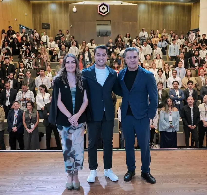 Presenta Felifer Macías “Querétaro La Capital”