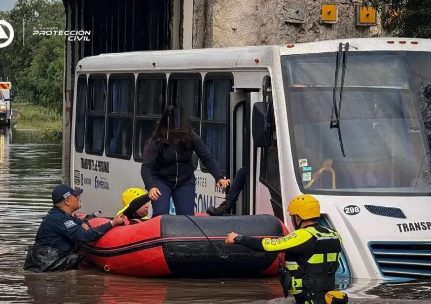 Rescatan a pasajeros en la carretera 200