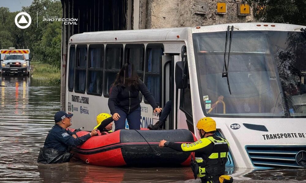 Rescatan a pasajeros en la carretera 200 - Noticias de Querétaro