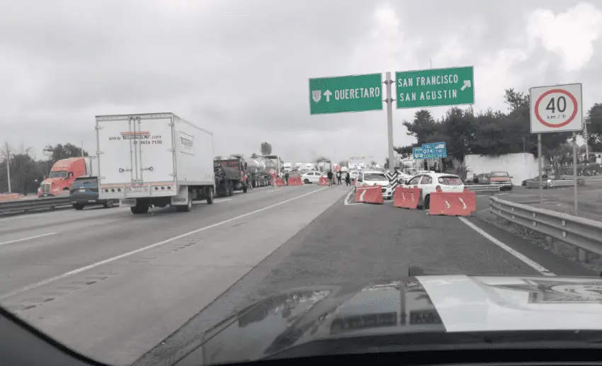 Rescataron a taxistas secuestrados tras bloqueos en la México-Querétaro
