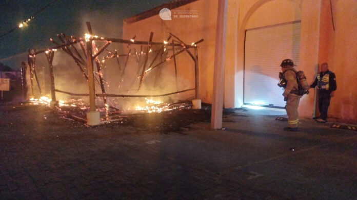 Se quema palapa en Villas del Mesón - Noticias de Querétaro