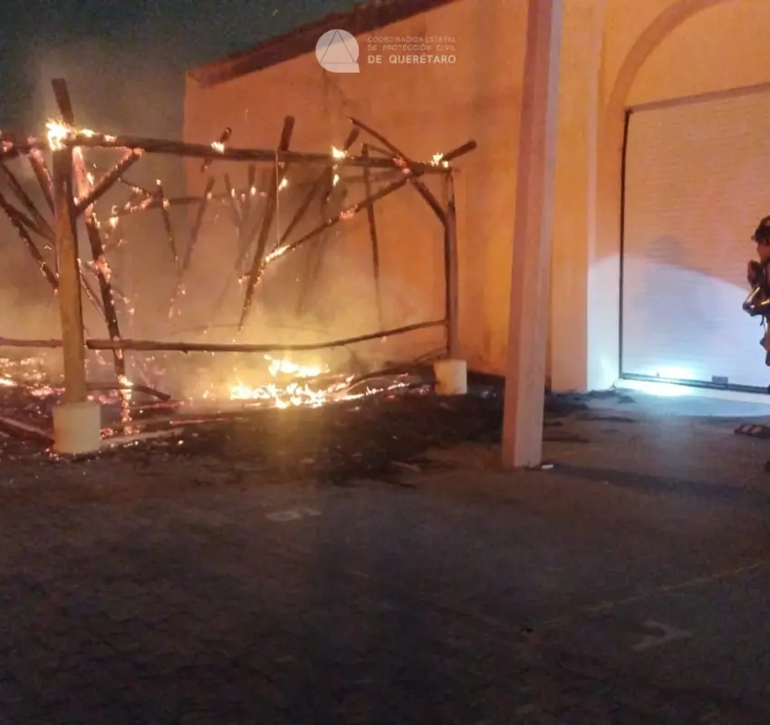 Se quema palapa en Villas del Mesón