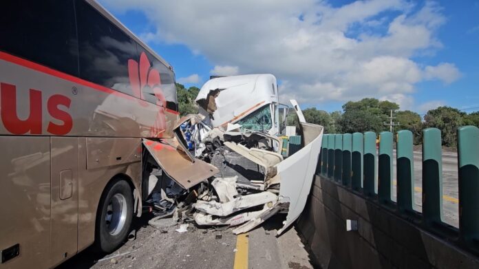 Tráiler se estampa contra autobús de pasajeros en la 57 - Noticias ...