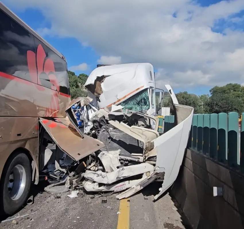 Tráiler se estampa contra autobús de pasajeros en la 57