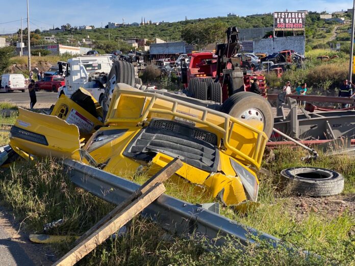 Tráiler vuelca y embiste a tres vehículos en el FJS - Noticias de ...