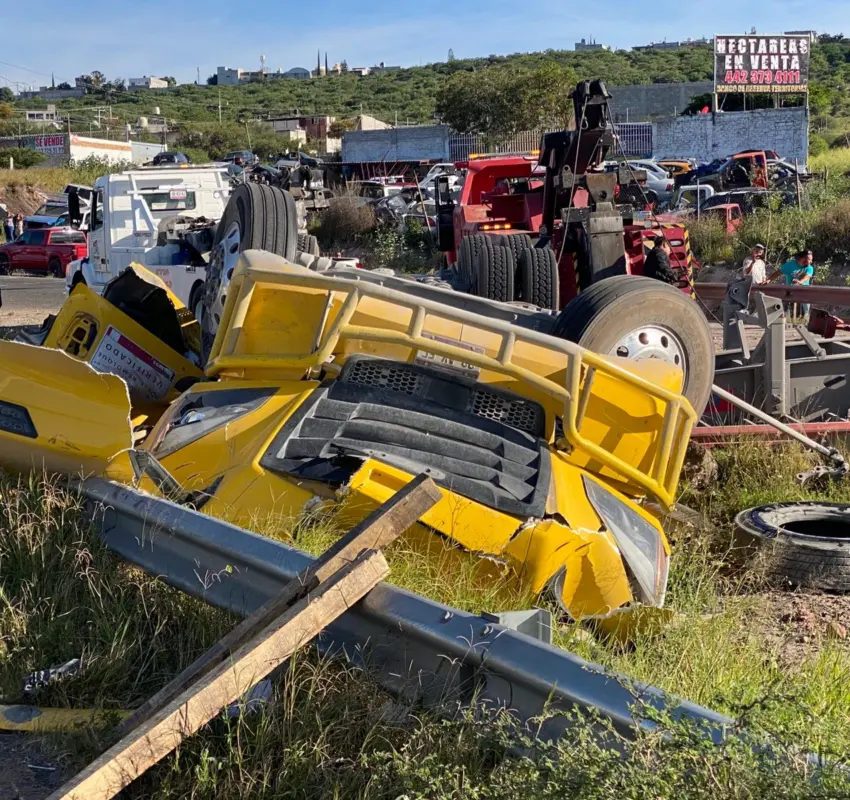Tráiler vuelca y embiste a tres vehículos en el FJS