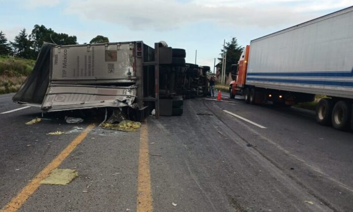 Vuelca tráiler con autopartes en la Panamericana 55 - Noticias de ...