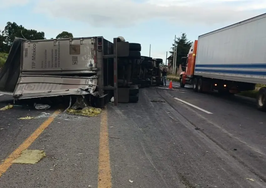 Vuelca tráiler con autopartes en la Panamericana 55