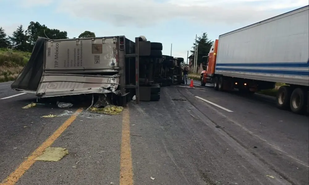 Vuelca tráiler con autopartes en la Panamericana 55   Noticias de