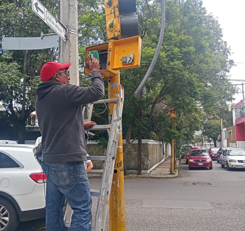 Atendieron fallas en semáforos de Toluca