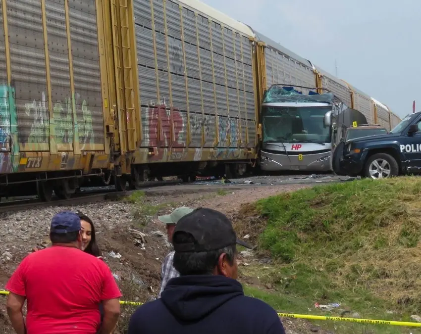 Choque de tren y autobús en Atlacomulco dejó 10 fallecidos y 55 lesionados