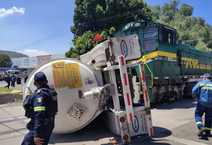 Tren choca contra pipa que intentó ganarle el paso en Edomex ...