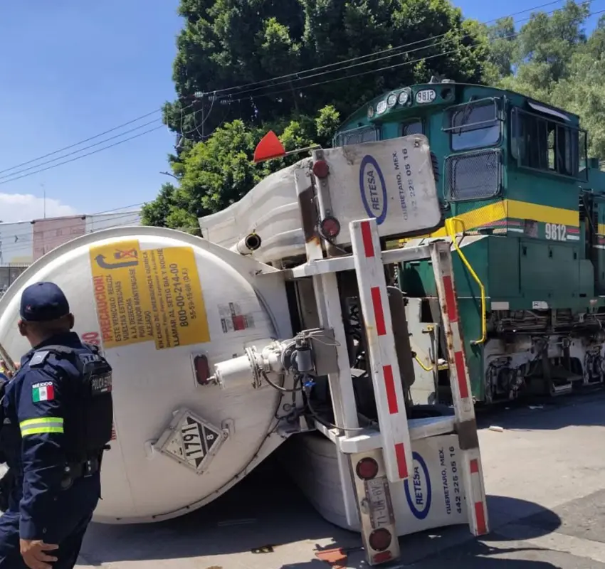 Choque entre tren y pipa en Ecatepec