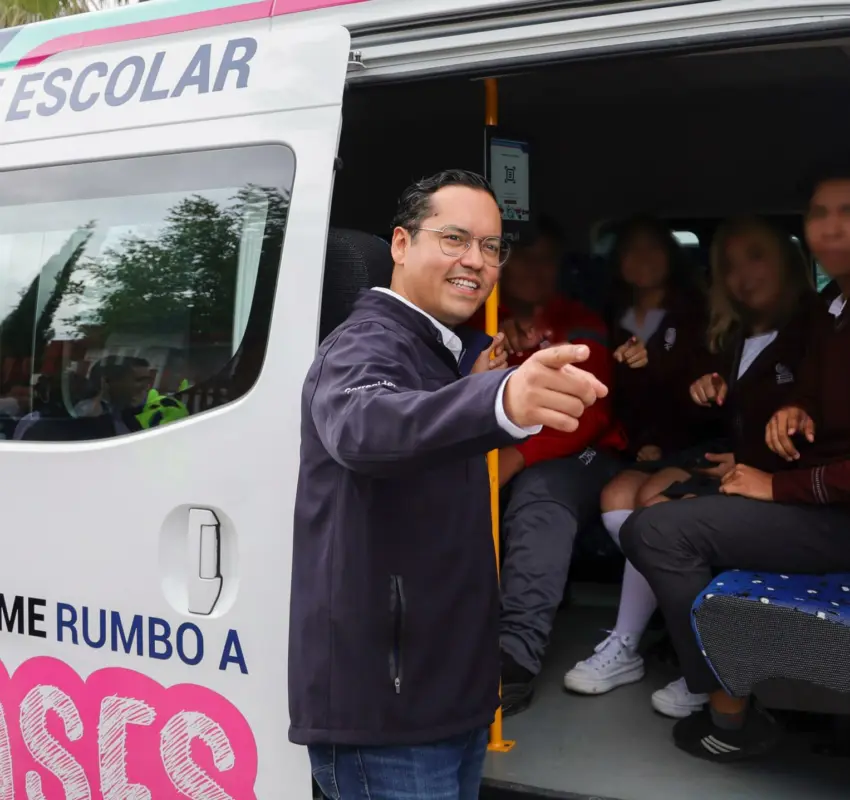 Convive Chepe Guerrero con beneficiarios del Transporte Escolar