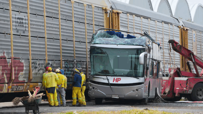 Dan de alta a 44 tras accidente entre tren y autobús en Atlacomulco