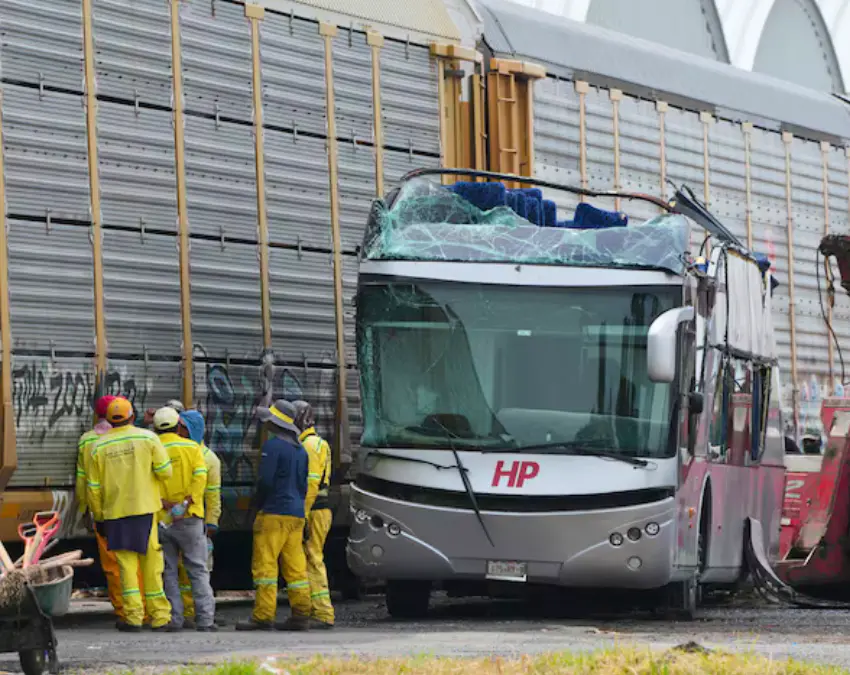 Dan de alta a 44  lesionados por choque de tren y autobús en Atlacomulco