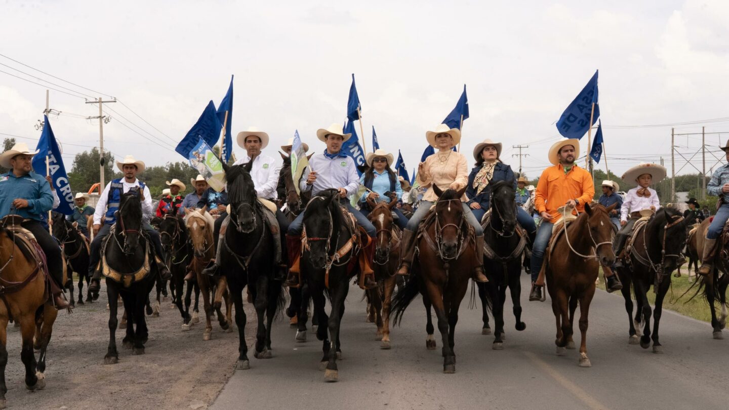 Encabeza Monsalvo la tradicional cabalgata de la Expo Campo 2025