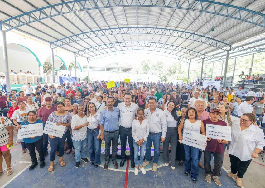 Entrega MKG apoyos sociales a comunidades indígenas de Jalpan de Serra